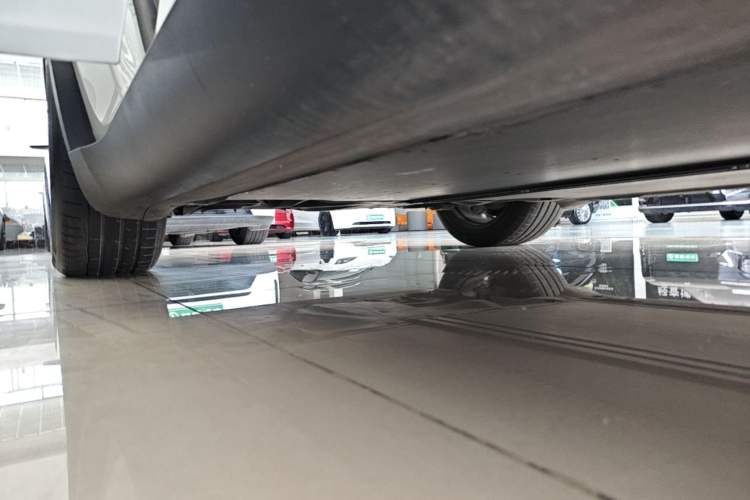 Used Tesla Model Y 2023 Long-Range All-Wheel-Drive Version Right Side Sill
