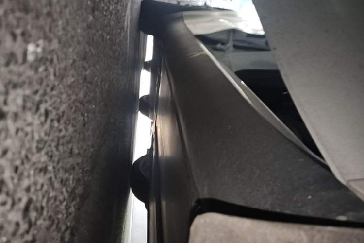 Used Tesla Model Y 2023 Long-Range All-Wheel-Drive Version Right Side Sill