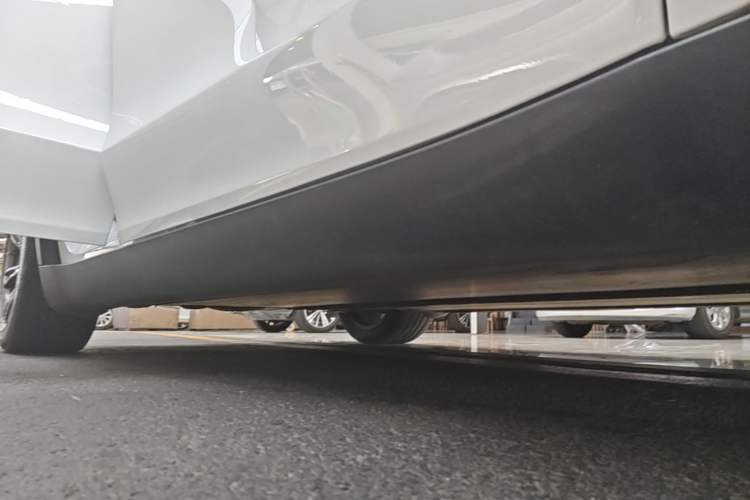 Used Tesla Model Y 2023 Rear-Wheel-Drive Version Right Side Sill