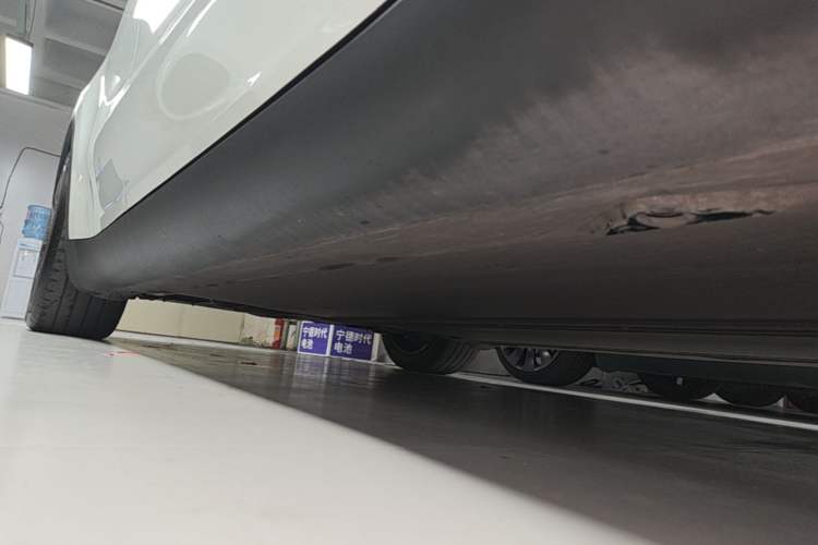 Used Tesla Model Y 2023 Rear-Wheel-Drive Version Right Side Sill