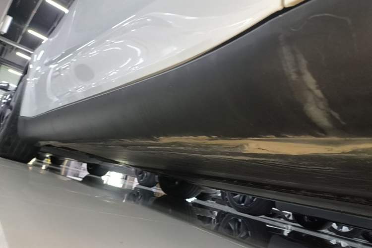 Used Tesla Model Y 2023 Rear-Wheel-Drive Version Right Side Sill