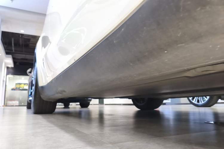 Used Tesla Model Y 2023 Long-Range All-Wheel-Drive Version Right Side Sill