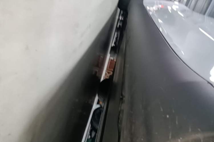 Used Tesla Model Y 2023 Long-Range All-Wheel-Drive Version Right Side Sill