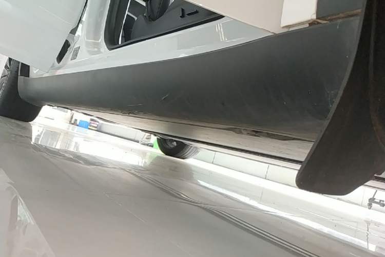 Used Tesla Model Y 2023 Long-Range All-Wheel-Drive Version Right Side Sill
