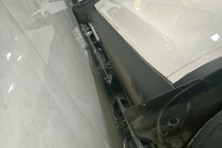 Used Tesla Model Y 2023 Long-Range All-Wheel-Drive Version Right Side Sill