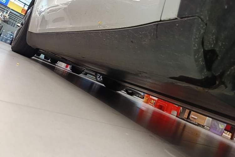 Used Tesla Model Y 2023 Rear-Wheel-Drive Version Right Side Sill