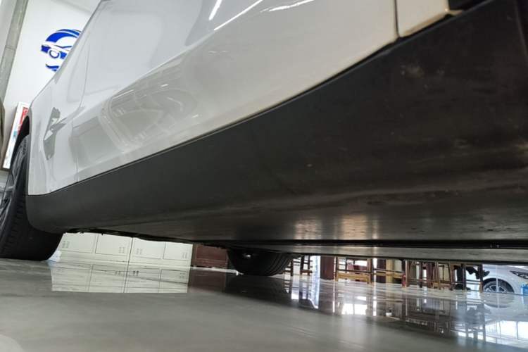 Used Tesla Model Y 2023 Long-Range All-Wheel-Drive Version Right Side Sill