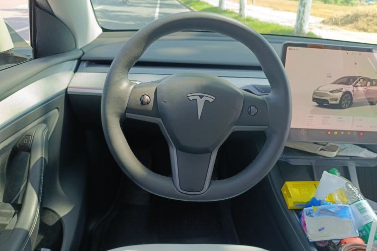 Used Tesla Model Y 2023 Long-Range All-Wheel-Drive Version Steering Wheel