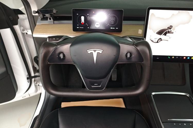 Used Tesla Model Y 2023 Long-Range All-Wheel-Drive Version Steering Wheel