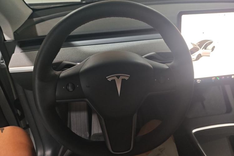 Used Tesla Model Y 2023 Long-Range All-Wheel-Drive Version Steering Wheel