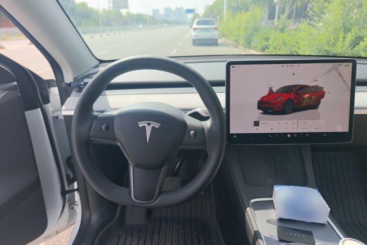 Used Tesla Model Y 2023 Long-Range All-Wheel-Drive Version Steering Wheel