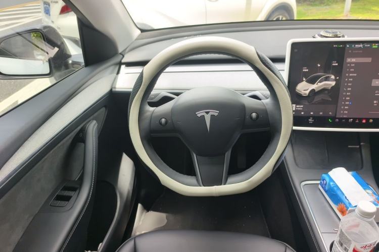 Used Tesla Model Y 2023 Long-Range All-Wheel-Drive Version Steering Wheel