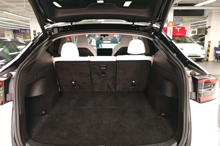 Used Tesla Model Y 2023 Long-Range All-Wheel-Drive Version Trunk