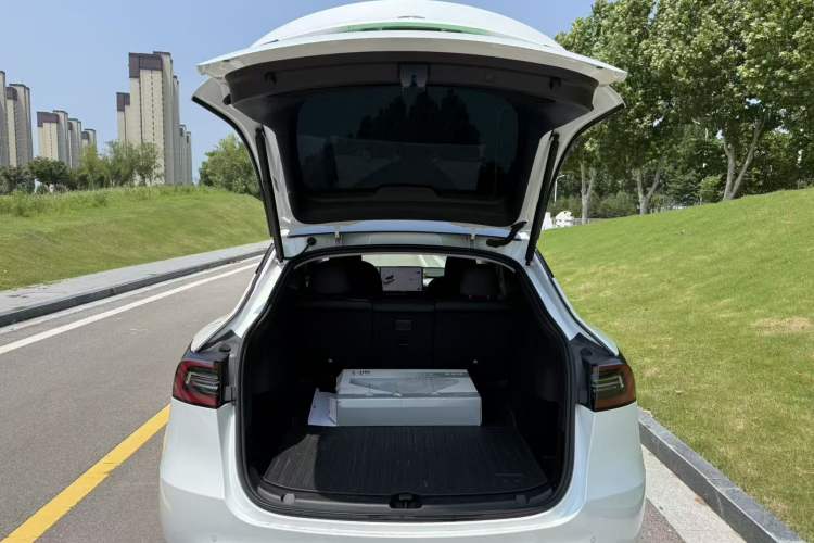 Used Tesla Model Y 2023 Rear-Wheel-Drive Version Trunk