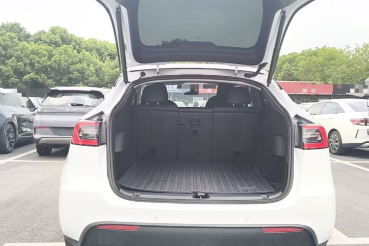 Used Tesla Model Y 2023 Long-Range All-Wheel-Drive Version Trunk