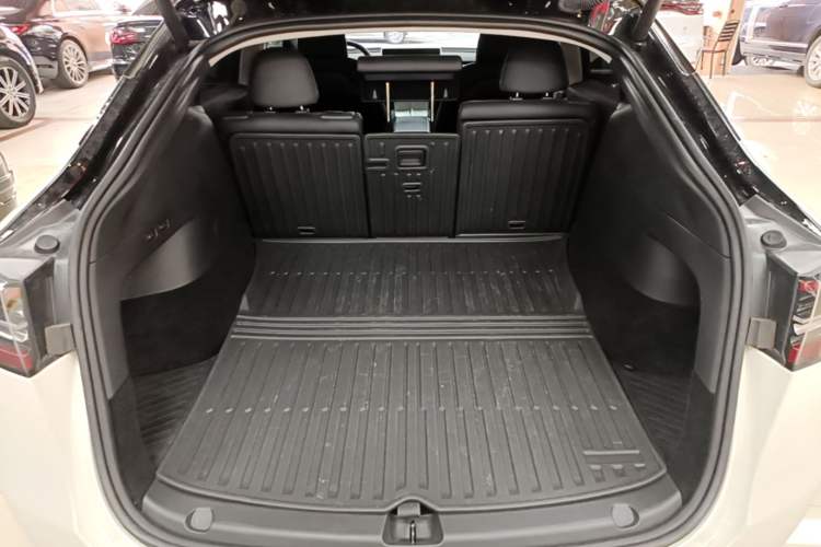 Used Tesla Model Y 2023 High-Performance All-Wheel-Drive Version Trunk