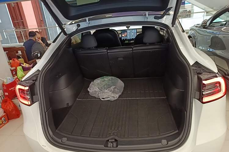 Used Tesla Model Y 2023 Rear-Wheel-Drive Version Trunk