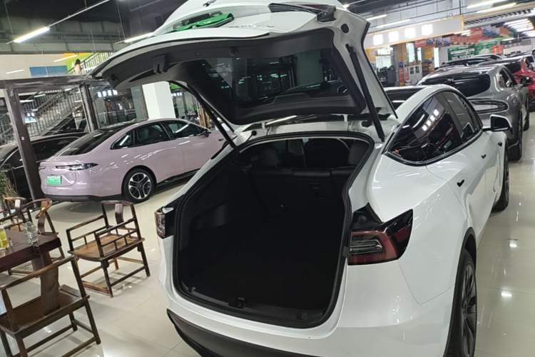 Used Tesla Model Y 2023 Long-Range All-Wheel-Drive Version Trunk