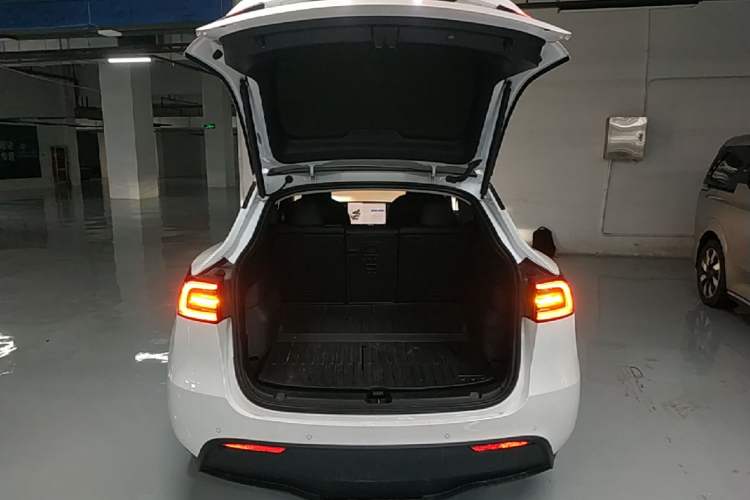 Used Tesla Model Y 2023 Long-Range All-Wheel-Drive Version Trunk