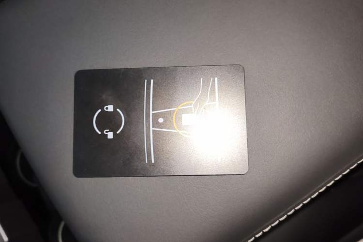 Used Tesla Model Y 2023 Long-Range All-Wheel-Drive Version Vehicle Key