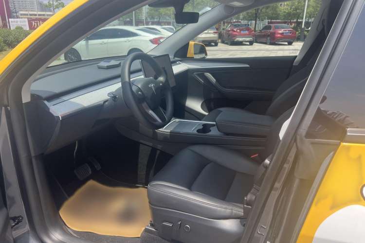 Used Tesla Model Y 2023 Rear-Wheel-Drive Version Interior 2