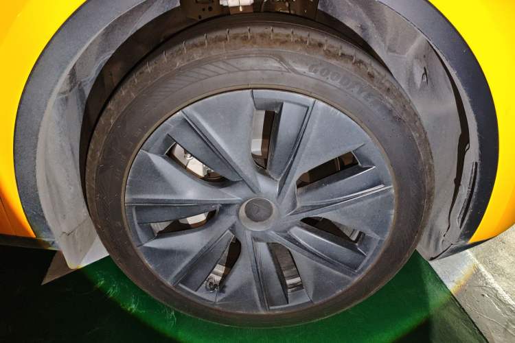 Used Tesla Model Y 2023 Rear-Wheel-Drive Version Right Front Wheel Hub