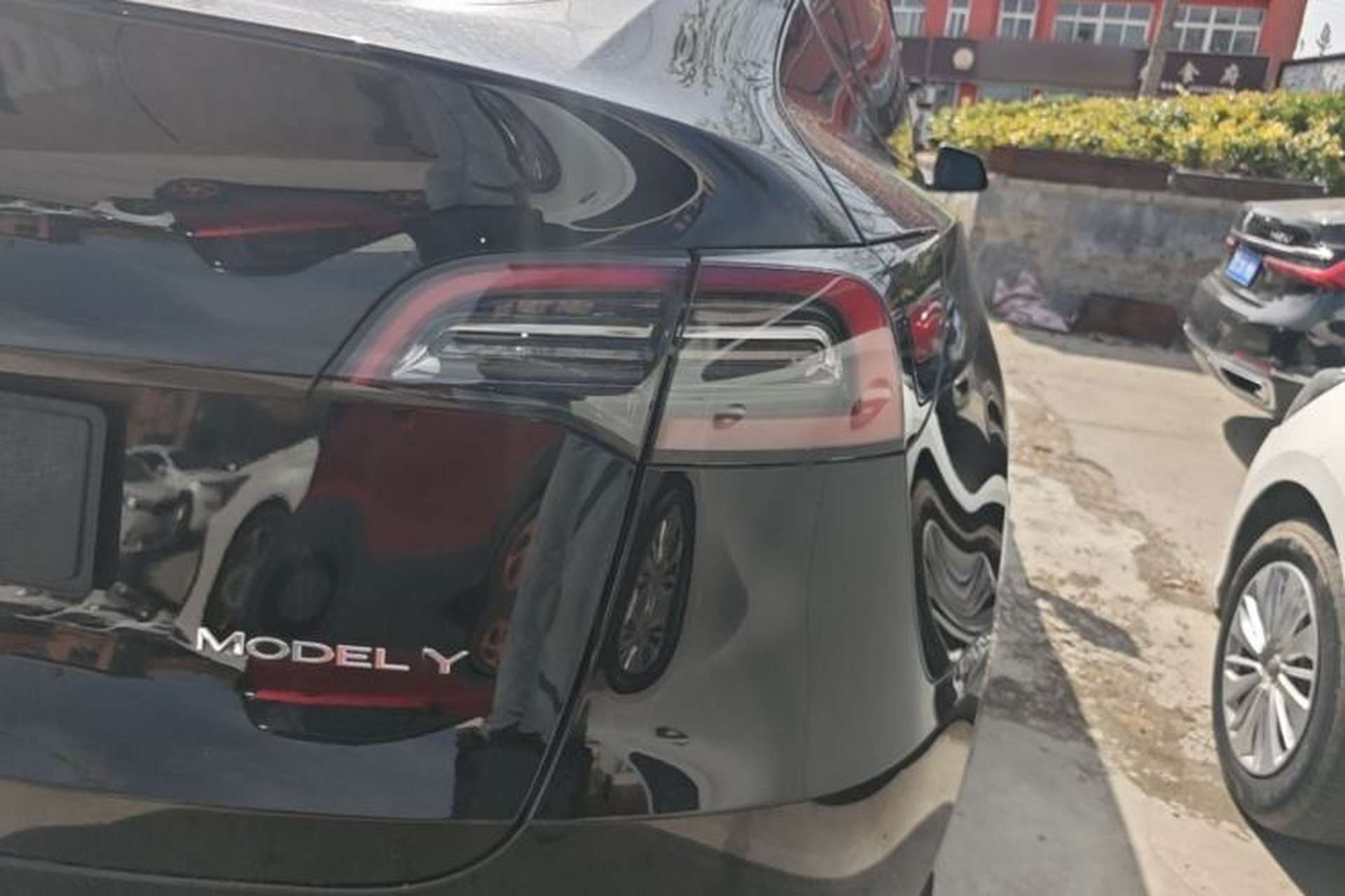 Used Tesla Model Y 2024 Long-Range All-Wheel-Drive Version Exterior 3