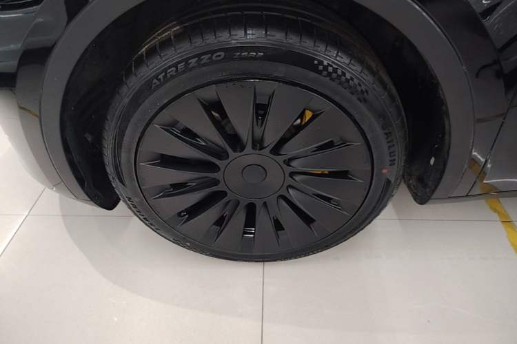 Used Tesla Model Y 2024 Long-Range All-Wheel-Drive Version Exterior 4