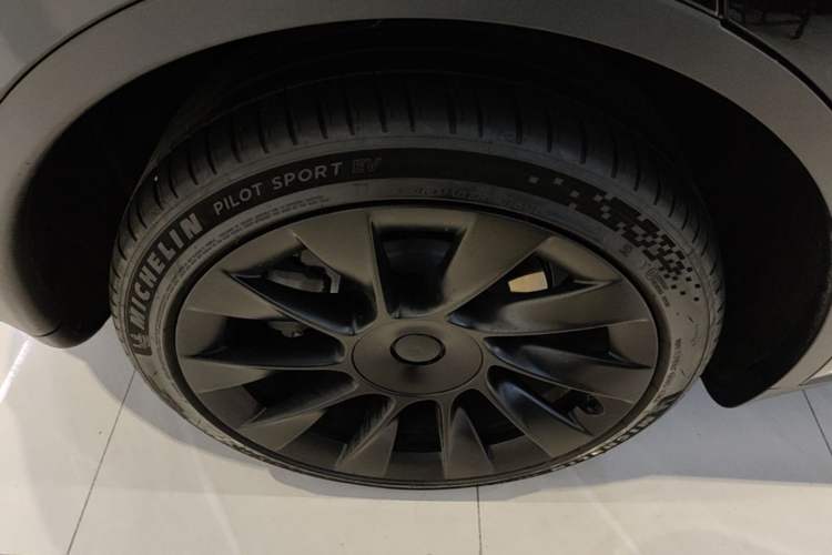 Used Tesla Model Y 2024 Long-Range All-Wheel-Drive Version Exterior 5
