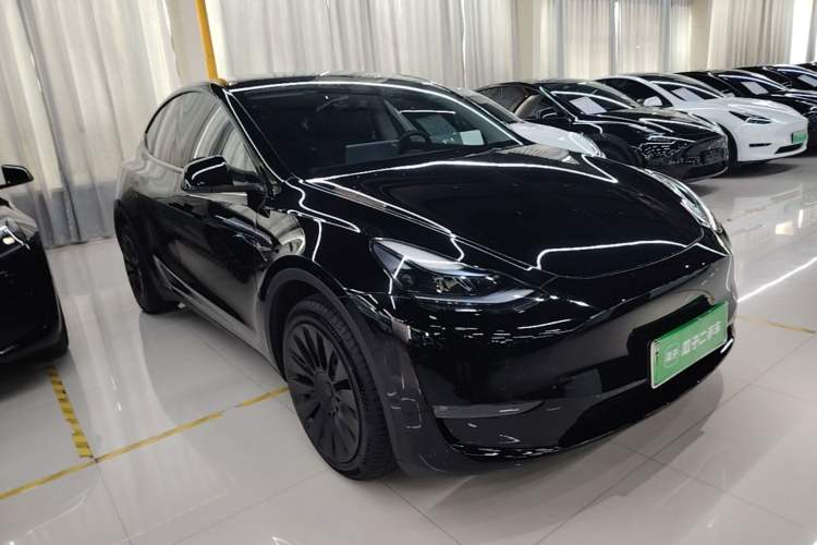 Used Tesla Model Y 2024 Long-Range All-Wheel-Drive Version Front Right 45 Deg