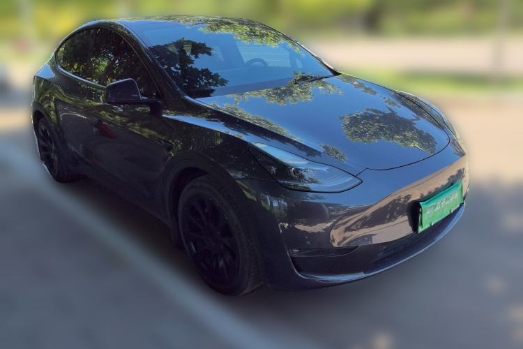 Used Tesla Model Y 2024 Long-Range All-Wheel-Drive Version Front Right 45 Deg