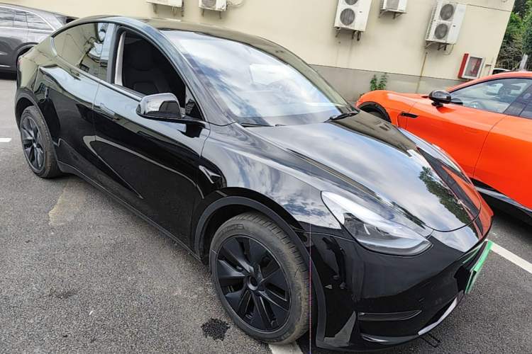 Used Tesla Model Y 2024 Long-Range All-Wheel-Drive Version Front Right 45 Deg