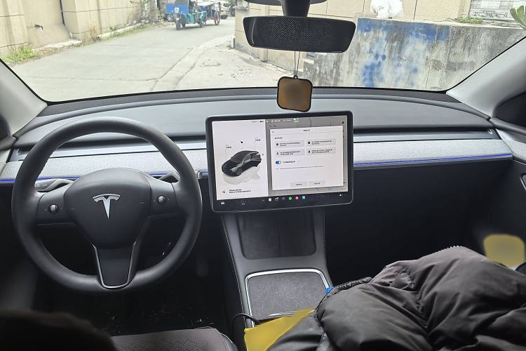 Used Tesla Model Y 2024 Rear-Wheel-Drive Version Interior 1