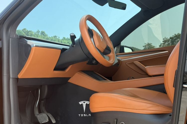 Used Tesla Model Y 2024 Rear-Wheel-Drive Version Interior 2