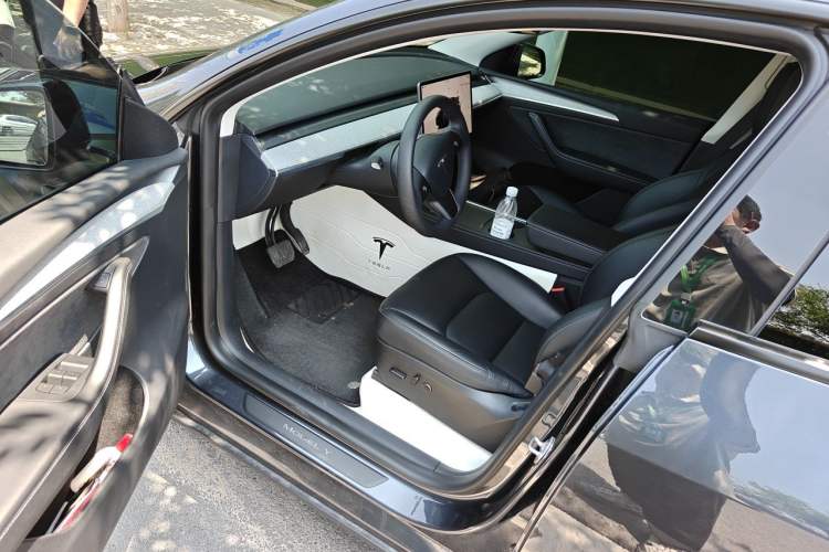 Used Tesla Model Y 2024 Long-Range All-Wheel-Drive Version Interior 3