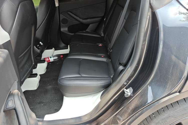 Used Tesla Model Y 2024 Long-Range All-Wheel-Drive Version Interior 4