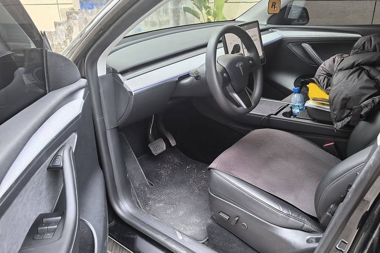 Used Tesla Model Y 2024 Rear-Wheel-Drive Version Interior 5