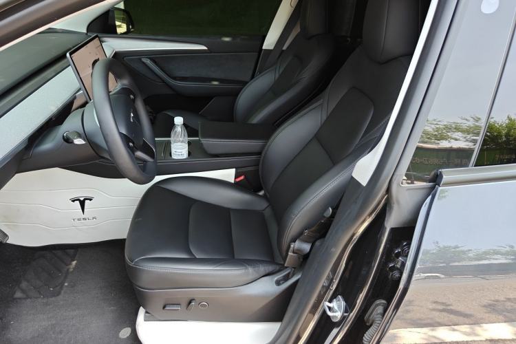 Used Tesla Model Y 2024 Long-Range All-Wheel-Drive Version Left Front Seat
