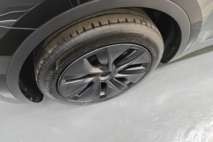 Used Tesla Model Y 2024 Rear-Wheel-Drive Version Left Front Wheel Hub