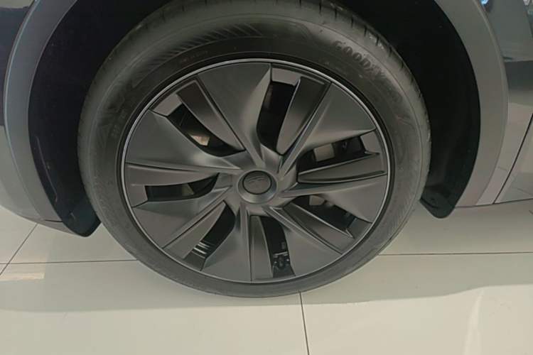 Used Tesla Model Y 2024 Rear-Wheel-Drive Version Left Front Wheel Hub