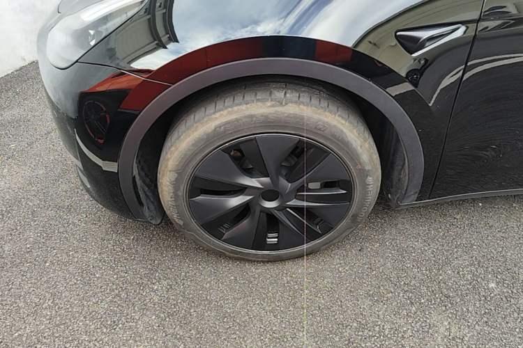 Used Tesla Model Y 2024 Long-Range All-Wheel-Drive Version Left Front Wheel Hub