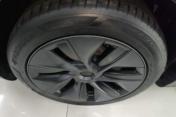 Used Tesla Model Y 2024 Long-Range All-Wheel-Drive Version Left Front Wheel Hub