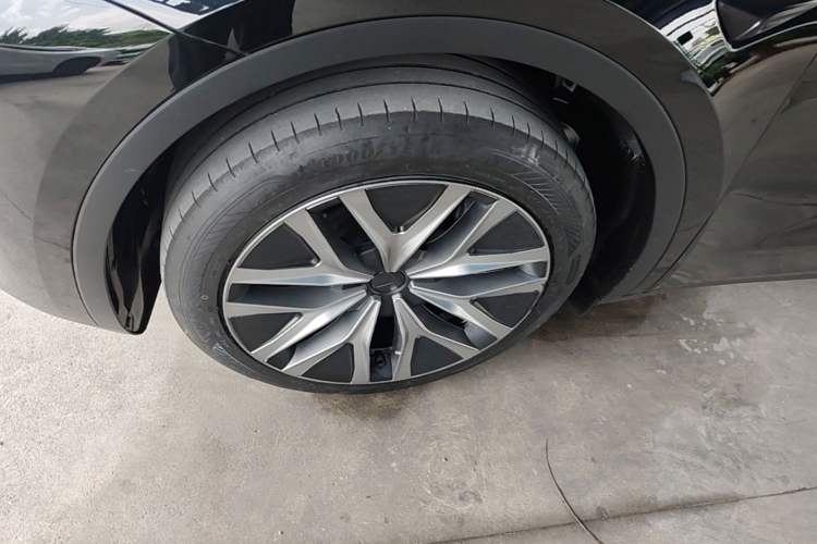 Used Tesla Model Y 2024 Rear-Wheel-Drive Version Left Front Wheel Hub