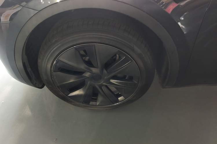 Used Tesla Model Y 2024 Long-Range All-Wheel-Drive Version Left Front Wheel Hub