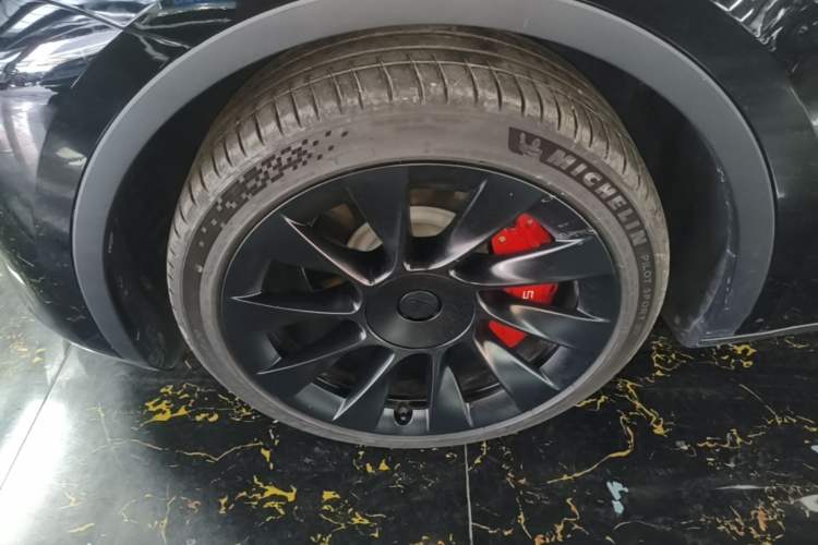 Used Tesla Model Y 2024 Long-Range All-Wheel-Drive Version Left Front Wheel Hub