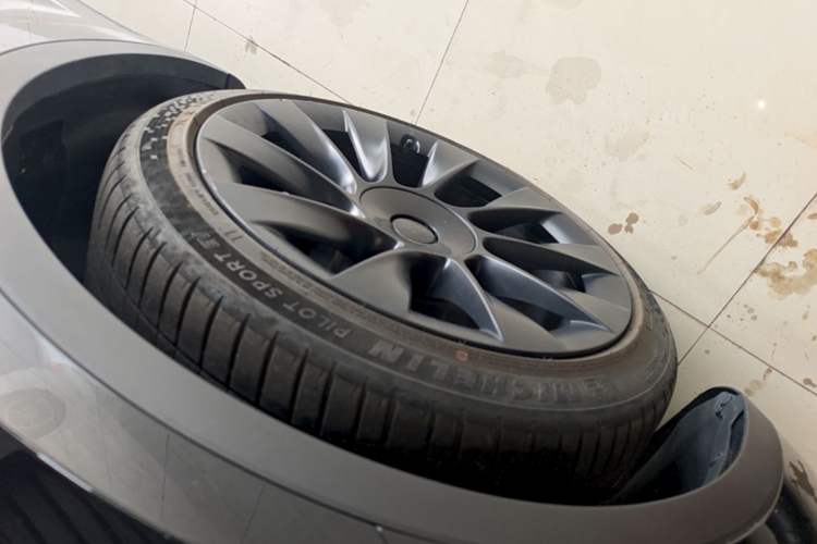 Used Tesla Model Y 2024 Rear-Wheel-Drive Version Left Front Wheel Hub