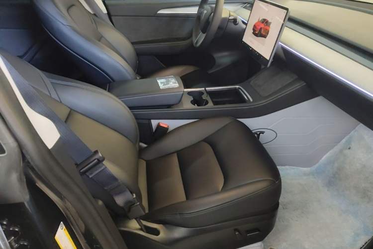 Used Tesla Model Y 2024 Rear-Wheel-Drive Version Right Front Seat