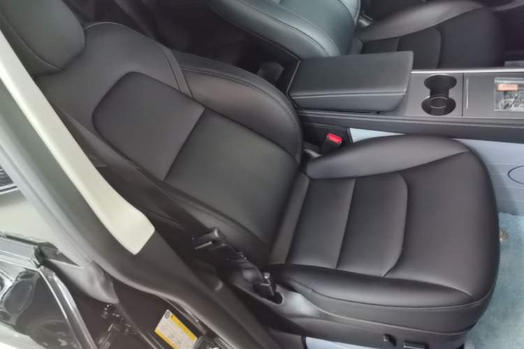 Used Tesla Model Y 2024 Rear-Wheel-Drive Version Right Front Seat