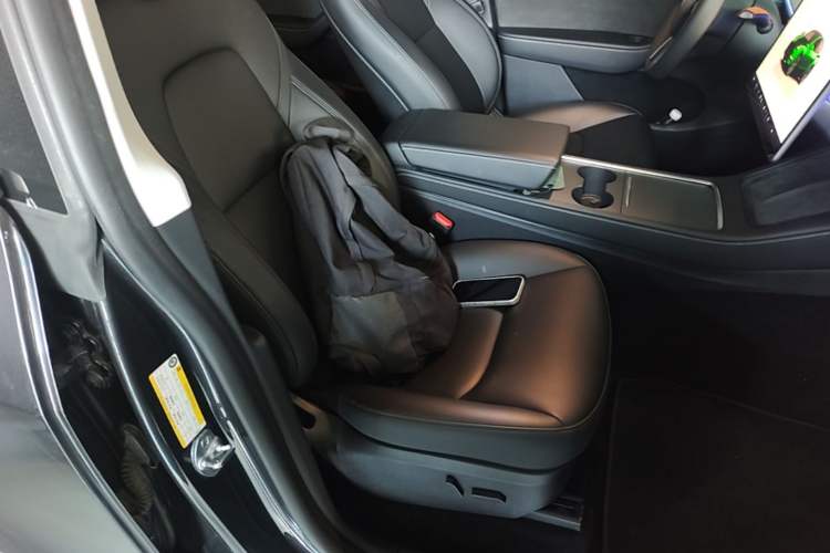 Used Tesla Model Y 2024 Long-Range All-Wheel-Drive Version Right Front Seat