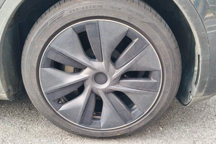 Used Tesla Model Y 2024 Rear-Wheel-Drive Version Right Front Wheel Hub